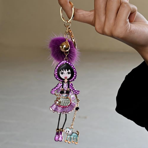 ميداليه شنطه مزينه بفتاه وتصحبها قطه