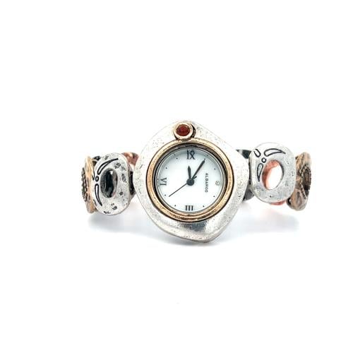 ساعة بتصميم فريد يجمع بين ألوان ذهبي, فضي , نحاسي...