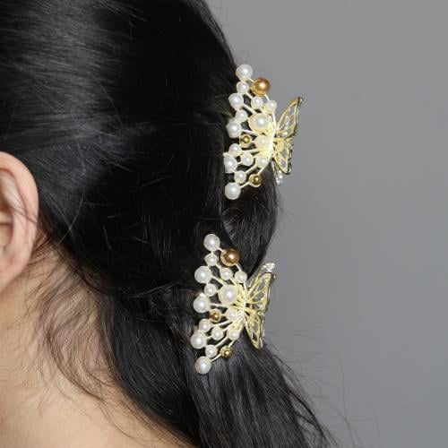 مشابك فراشة باللؤلؤ