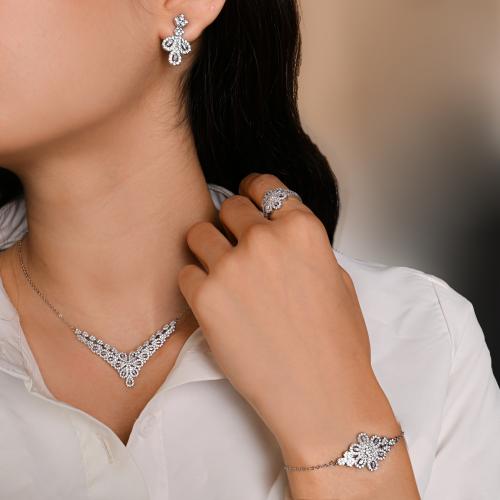 طقم زركون فاخر بتصميم زهري متناسق