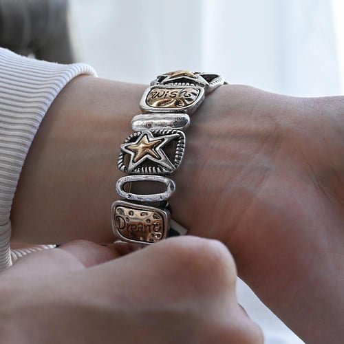 ساعة فضية بتصميم نقش فني وأحجار لامعة، مصنوعة في ك...