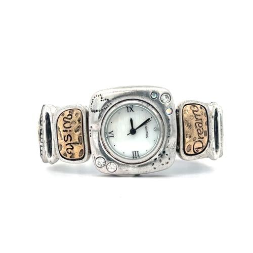 ساعة فضية بتصميم نقش فني وأحجار لامعة، مصنوعة في ك...