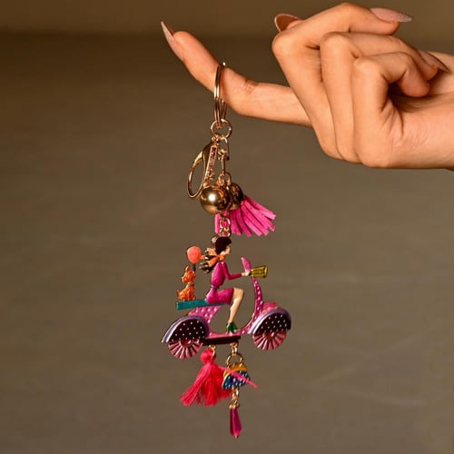 ميداليه شنطه مزينه بفتاه راكبه دراجه ناريه