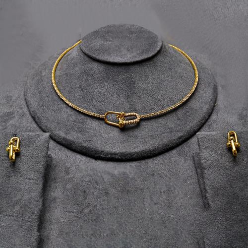 سلسال وأقراط بالكريستال بتصميم ذهبي أنيق لإطلاله ر...