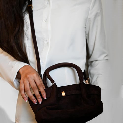 شنطة مخملية بني غامق بتفاصيل ذهبية أنيقة