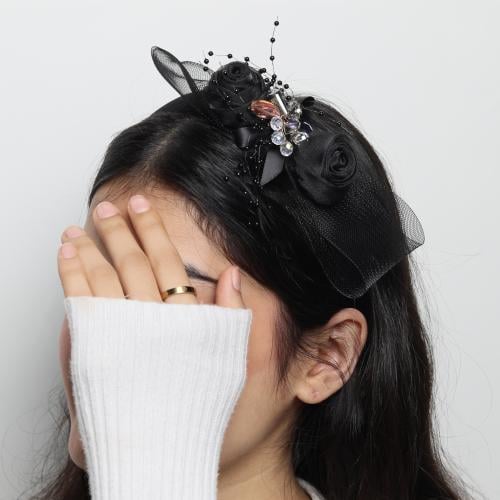 طوق شعر مزين بورود أسود وشبك أنيق مع تفاصيل لؤلؤية...