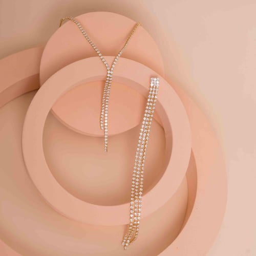 طقم مجوهرات يحتوي على قلادة رفيعة وأقراط طويلة مرص...