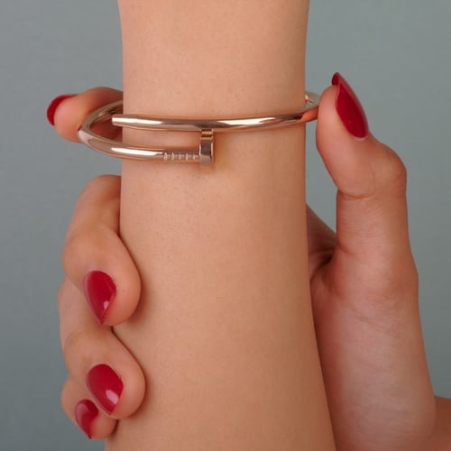 إسورة فاخرة هاي براند بشكل مسمار