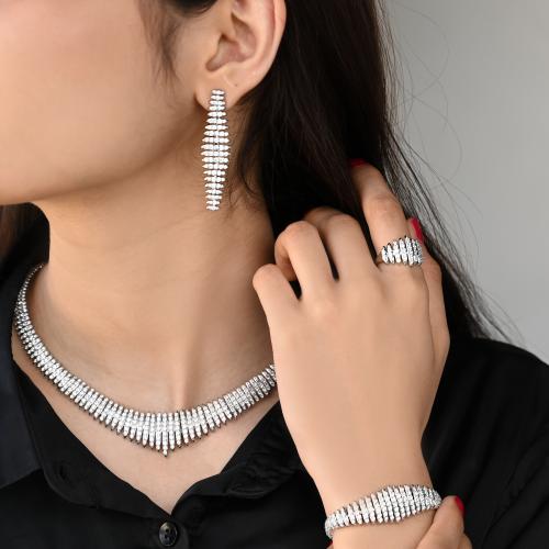 طقم زركون عصري بتصميم أنيق ولمعة فاخرة