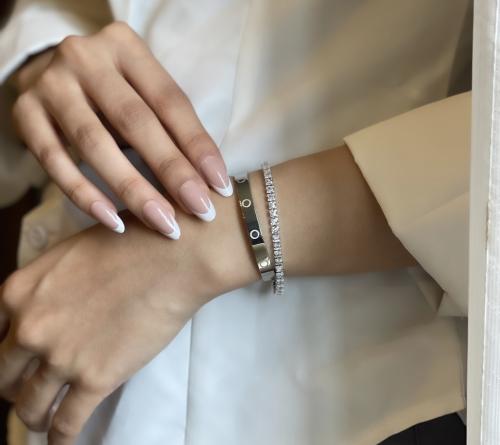 سواره تنس مع سوار كارتير عريضة بدون فصوص