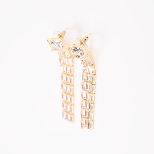 حلق طويل مرصع بالكرستال من البارو