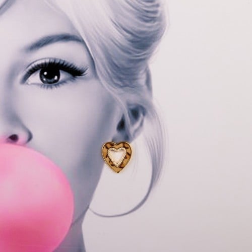 أقراط فرو نمري مرقّط مرصّعة بالكريستالات الذهبية