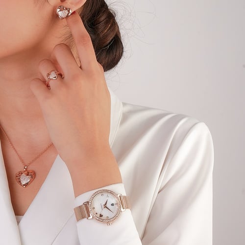 طقم ساعة مع قلادة وخاتم وأقراط بشكل قلب مرصعة بالز...