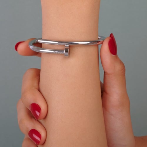 إسورة فاخرة هاي براند بشكل مسمار