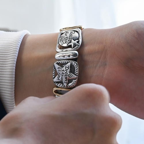 ساعة أنيقة بإطار مربع فضي مميز، صناعه في كوريا