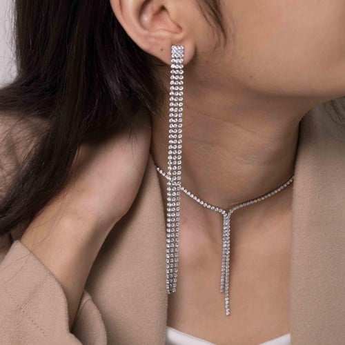 طقم مجوهرات يحتوي على قلادة رفيعة وأقراط طويلة مرص...