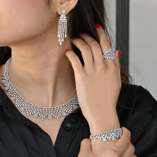 طقم زركون عصري بتصميم أنيق ولمعة فاخرة