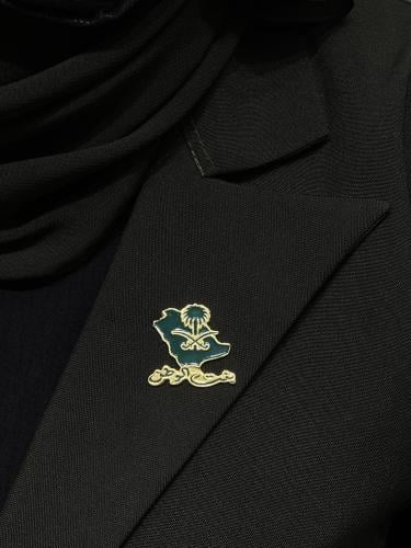 بروش اليوم الوطني بشعار السيفين والنخلة