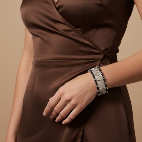 اسوارة فضية ناعمة بزيركون بني بتصميم أنيق