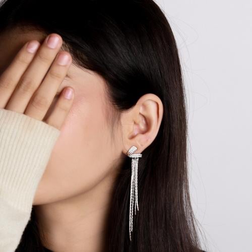 حلق فضي أنيق بتصميم متدلي وسلاسل براقة لإطلالة عصر...