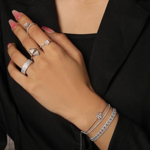 طقم أكسسوارات فضي أنيق يشمل خواتم وأساور مرصع بزير...