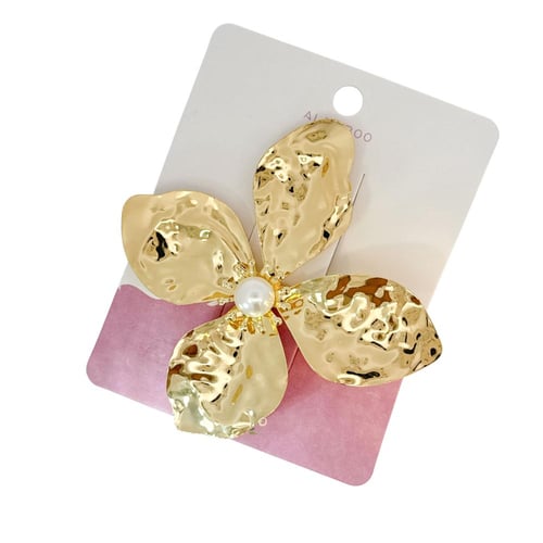 شباصة وردة معدنية مزينة باللولو بتصميم أنيق