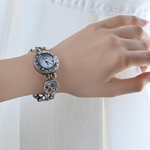 ساعة أنيقة بلمسات فضي وذهبي ، صناعة في كوريا.