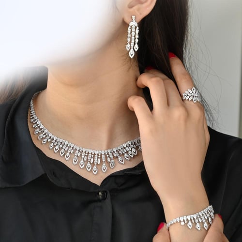 طقم زركون أنيق بتصميم متدلٍ ولمسة فاخرة