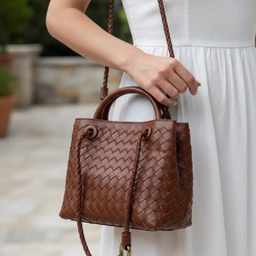 شنطة جلد بني كلاسيك