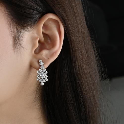 أقراط فضي بتصميم أنيق مرصع بزركون