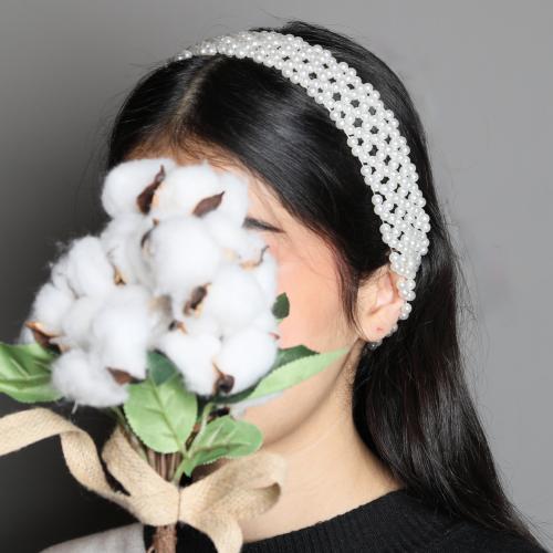 طوق اللؤلؤ المتشابك بتصميم الزهور الأنيق".