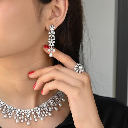 طقم زركون فاخر بتصميم زهور متدلّية ولمسة لؤلؤ أنيق...