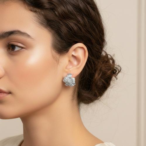 حلق وردة فضي صغير بتصميم أنيق