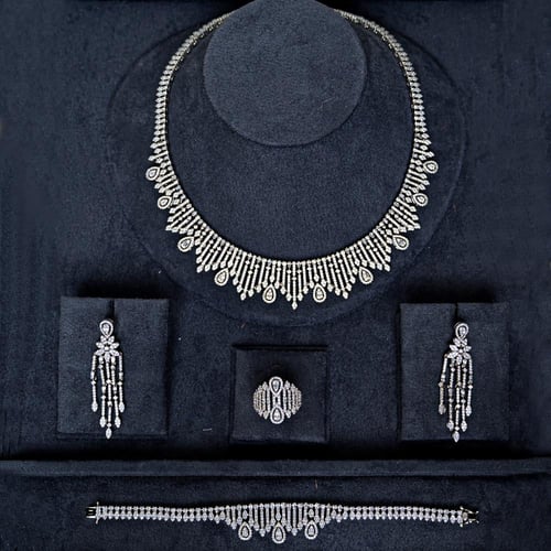 طقم زركون عصري بتصميم أنيق ولمعة فاخرة