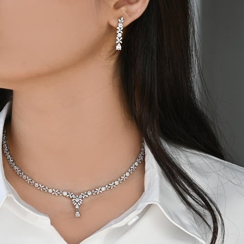 طقم زركون أنيق بتفاصيل زهريّة ناعمة ولمسة جذابة