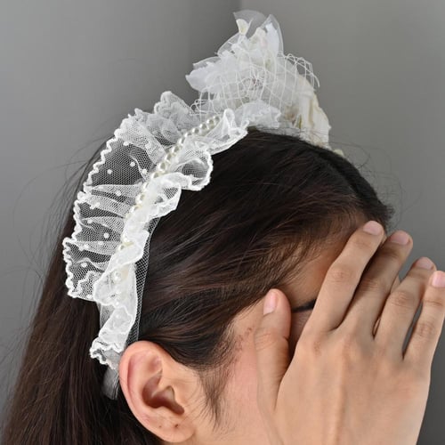 طوق أنيق بورود أبيض وتفاصيل لؤلؤ راقي