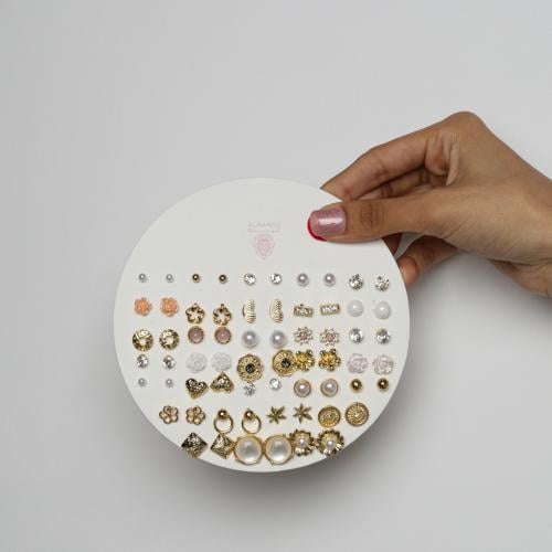 أقراط مجموعة بتصاميم مختلفة مع لؤلؤ و كرستال