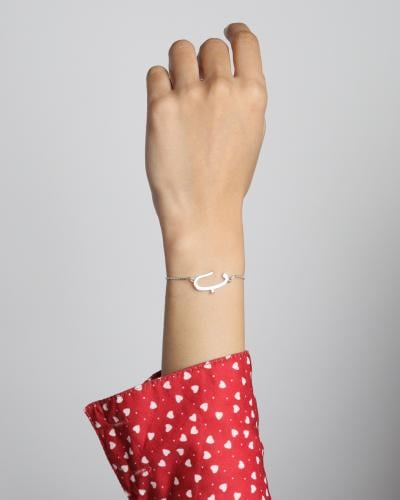 اسوارة أنيقة بحرف "ب" فضي