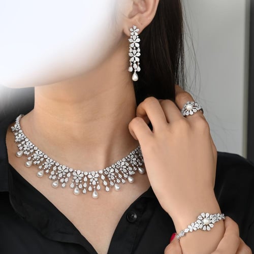 طقم زركون فاخر بتصميم زهور متدلّية ولمسة لؤلؤ أنيق...