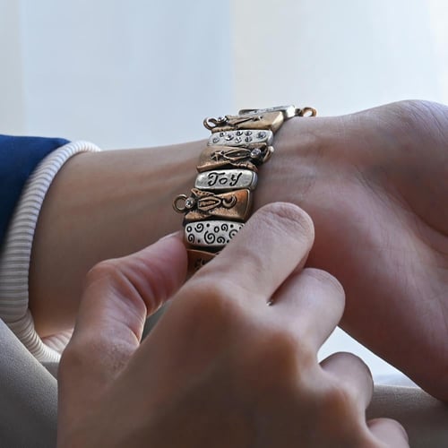 ساعة راقية بإطار ذهبي وردي بنقوش أنيقة، صُنعت في ك...