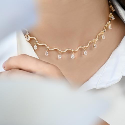 سلسال أنيق مرصع بالزركون بتصميم متموج ولمسة لامعة...