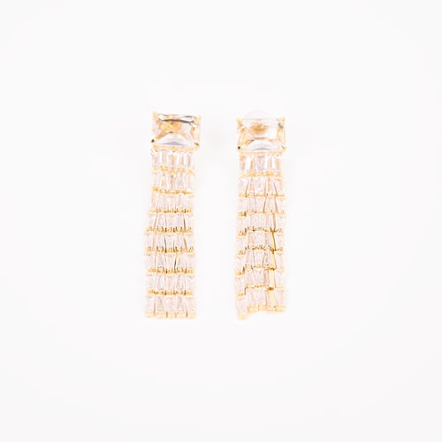 حلق طويل مرصع بالكرستال من البارو