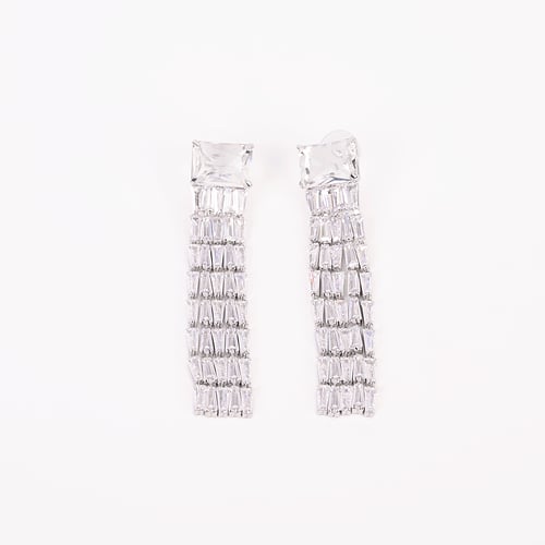 حلق طويل مرصع بالكرستال من البارو