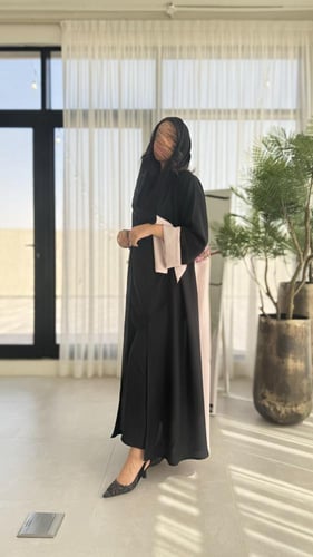 عبايه سوداء من الخلف وردي