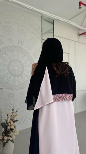 عبايه سوداء من الخلف وردي