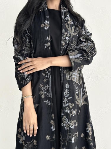 عبايه تطريز ورد مع فصوص منثورة