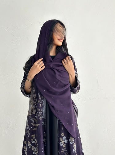 عبايه تطريز ورد مع فصوص منثورة