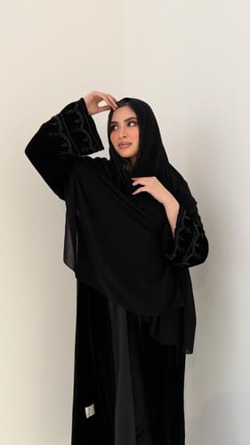عبايه بكريستال اسود