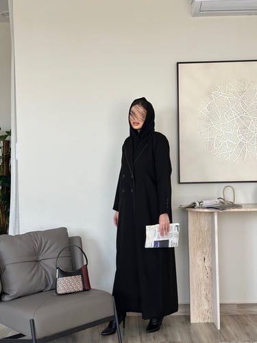 عباية بليزر اسود محدد بزيتي