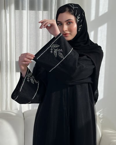 عبايه شيفون بشك فضي